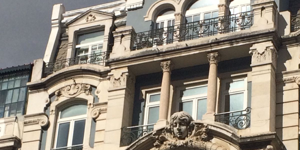 В Лиссабоне тоже много своеобразной архитектуры. Фото автора