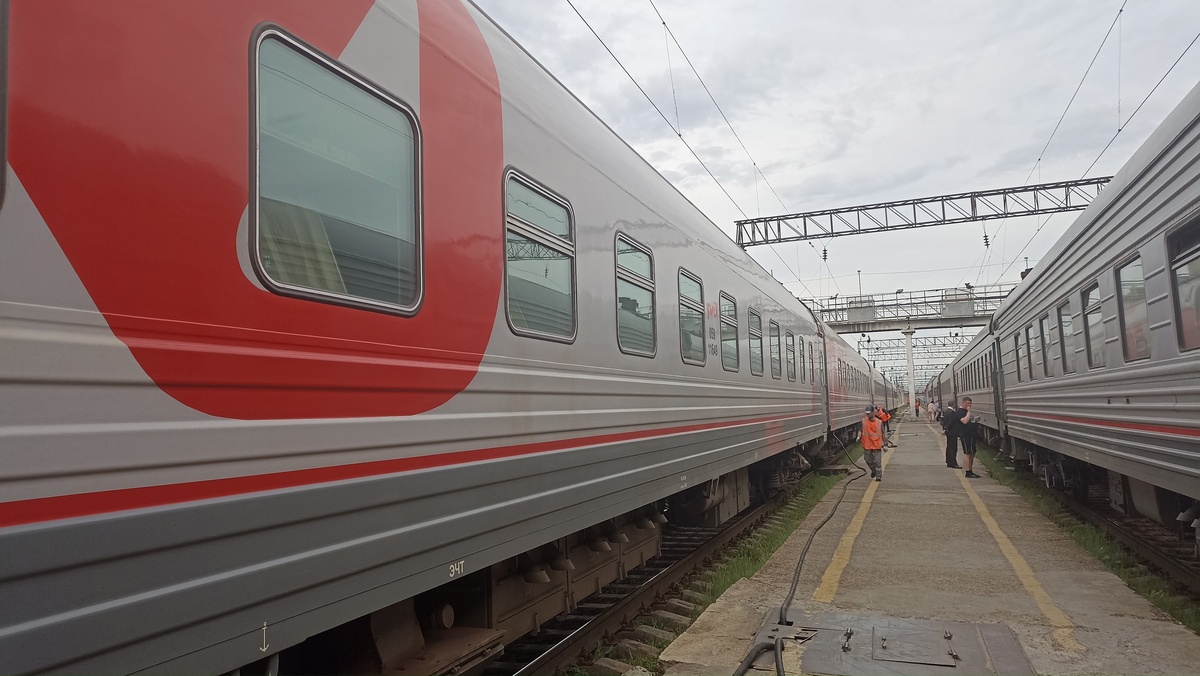 Поезд Москва – Владивосток (слева), поезд Владивосток– Благовещенск (справа)