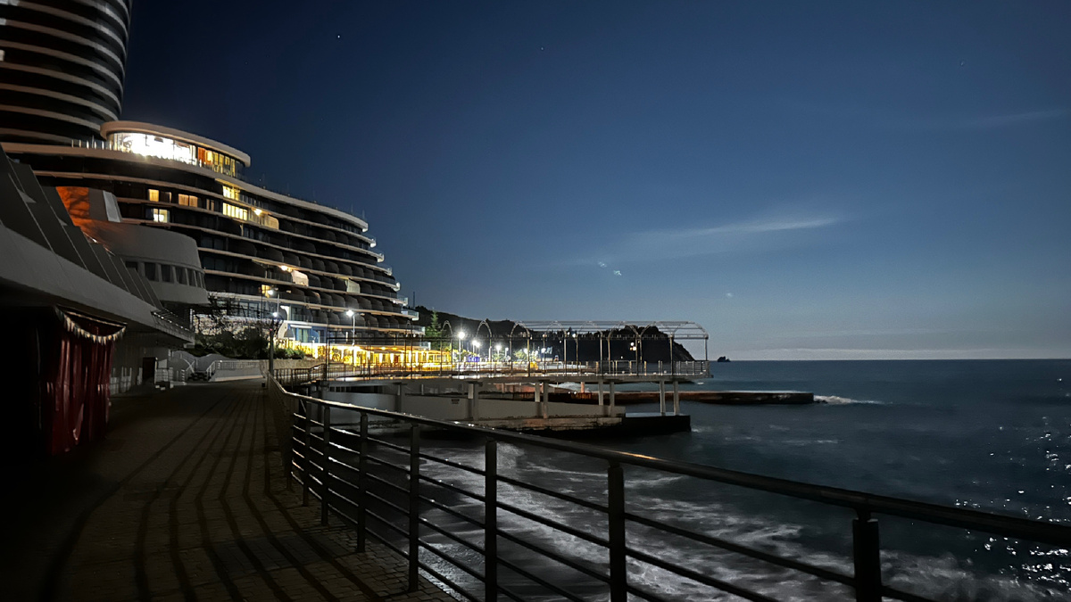 На фото - громада апартаментов «Аю-Даг» и благоустроенное, но некогда «дикое» побережье у имения Раевских «Карасан». 