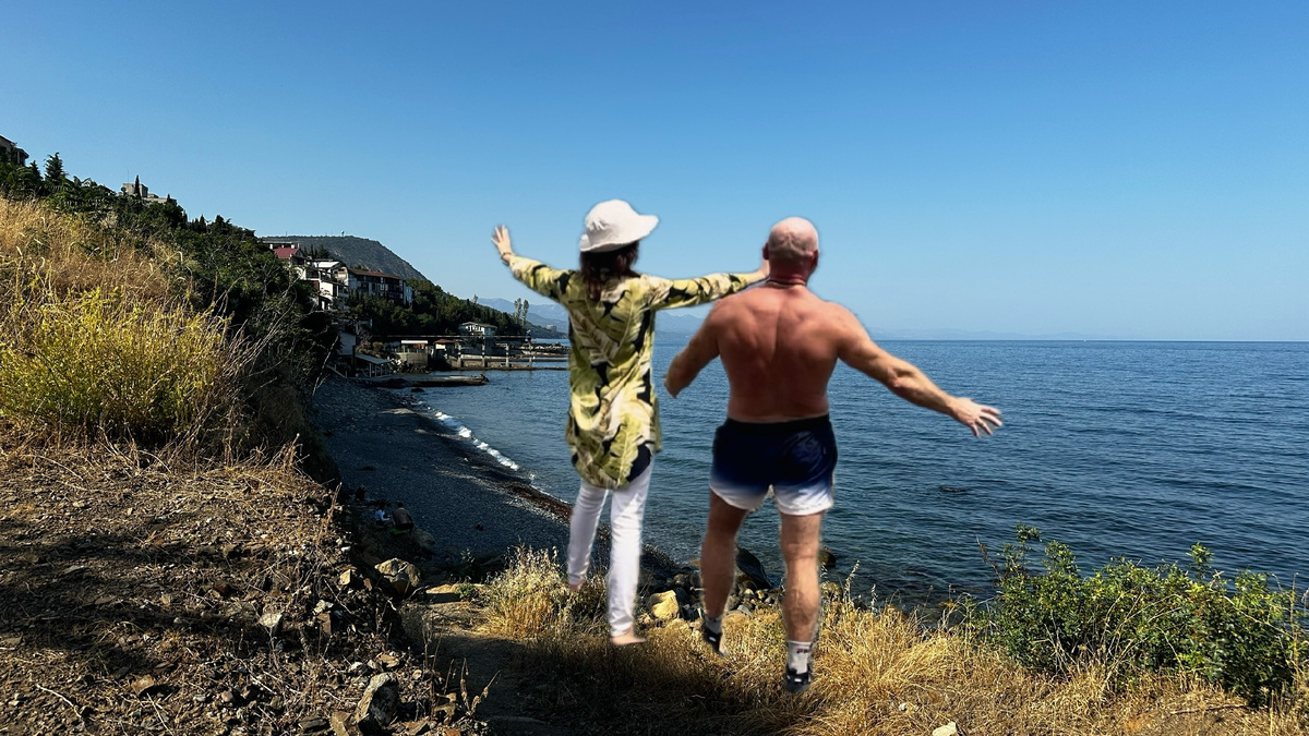 На фото - дикий пляж Кучук-Ламбатского каменного хаоса  совсем рядом с роскошным Карасаном: один мир от другого отделяет лишь мыс Плака. Но, возможно,  и здесь скоро всё будет «благоустроено»…  