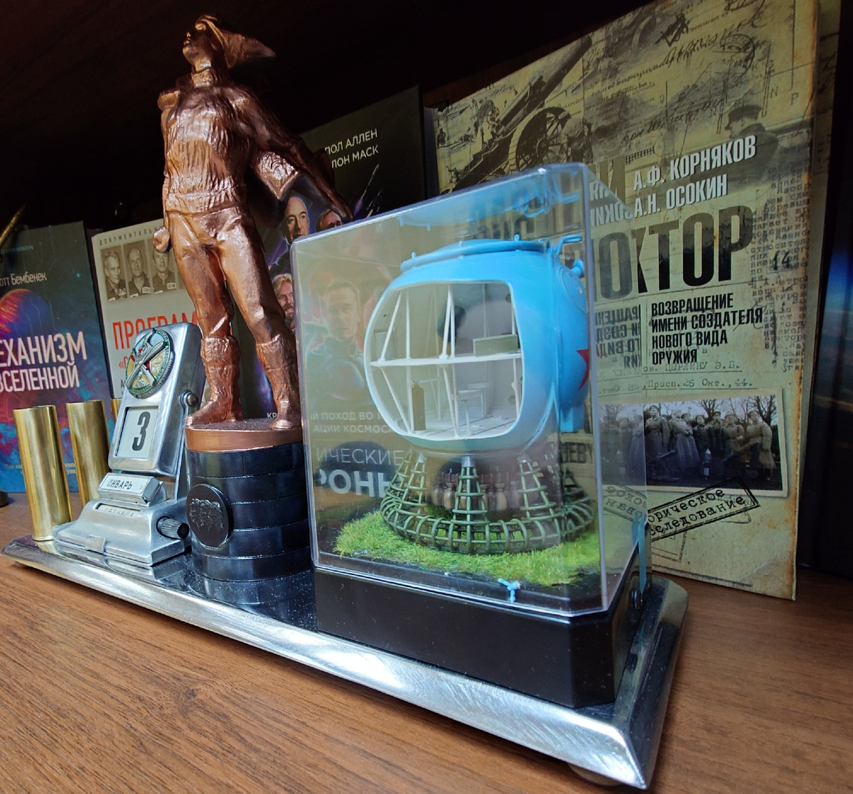 Макет гондолы, а точнее - бокс с макетом, закреплен через П-образную пластину.