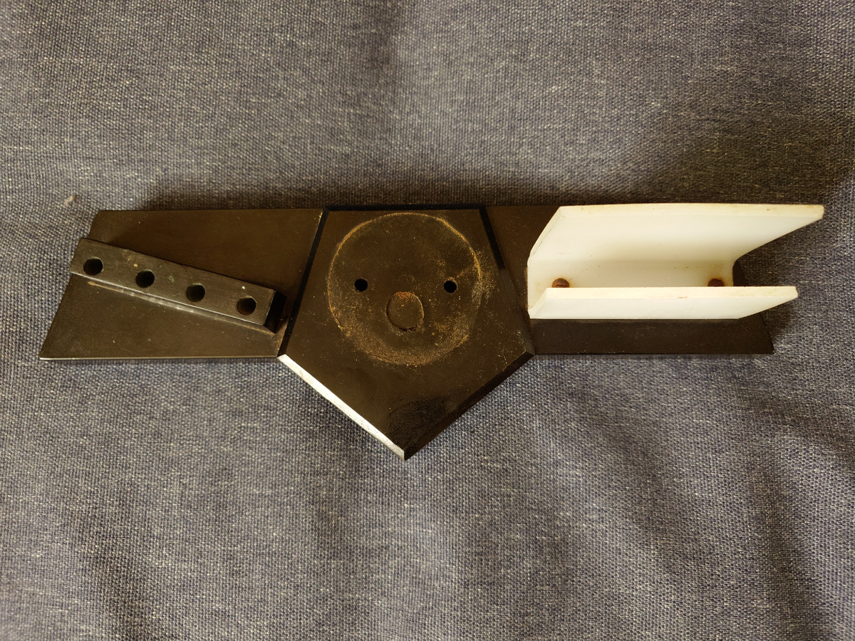 Это уже моё фото - бакелитовая подставка, оставшаяся от прибора.