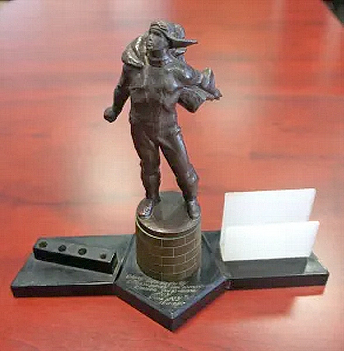 Фото не моё, взято из интернета. Но также выглядел письменный прибор, доставшийся мне от моего старого приятеля из Мордовии, до того как его (прибор) разобрал.