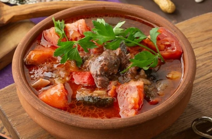 Чанахи — блюдо грузинской кухни, представляющее собой тушённую в глиняном горшочке баранину (реже говядину, курицу) с овощами. Традиционный набор овощей для чанахи.Основные ингредиенты: мясо (обычно говядина или баранина, реже курица), овощи (лук, морковь, картофель, помидоры, болгарский перец, чеснок), специи и зелень. Все ингредиенты нарезаются крупными кусками и выкладываются слоями в глиняный горшок. После этого блюдо запекается в духовке или на открытом огне. Готовится чанахи по принципу «поставил и забыл», то есть не требуется постоянное присутствие на кухне, не нужно ничего перемешивать и даже открывать крышку раньше времени. Мясо с овощами тушится в собственном соку 1–2 часа. Подавать чанахи принято в той же посуде, в которой оно готовилось. Сверху можно посыпать дополнительной порцией свежей зелени кинзы или петрушки и рубленым чесноком. Вкусно в горячем виде, по мере остывания можно разогревать в микроволновой печи. 