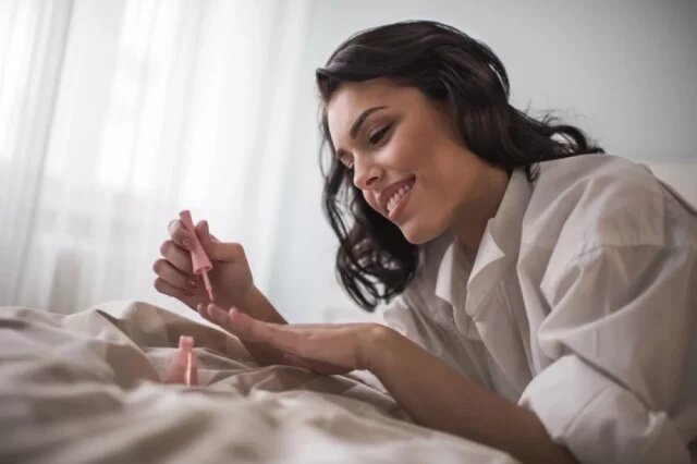    Когда лучше делать маникюр и стричь ногти в феврале 2025 года?