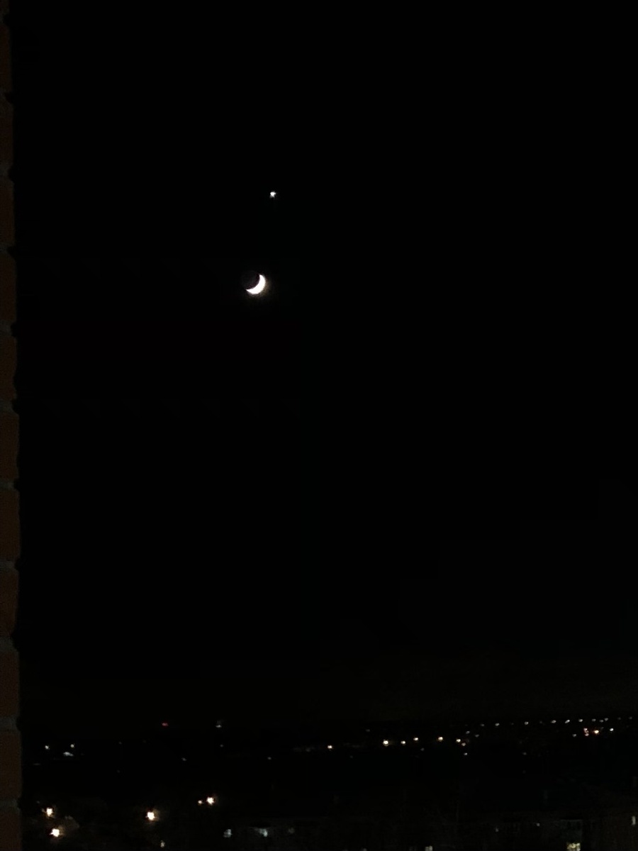 Как в сказке - месяц и яркая звездочка над ним. Фото автора.