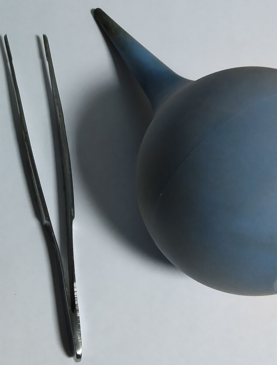 Обычный скальпель и обычная спринцовка