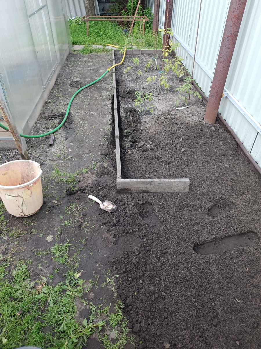 Первый вариант деревянной оградки- не подошел