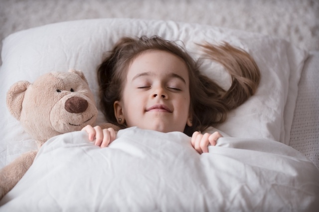    Обычно дети спят в тёплых квартирах под одеялами, а маленькая Аня боялась замёрзнуть в холодном доме почти каждую ночь. Фото: freepik.com/ @ pvproductions