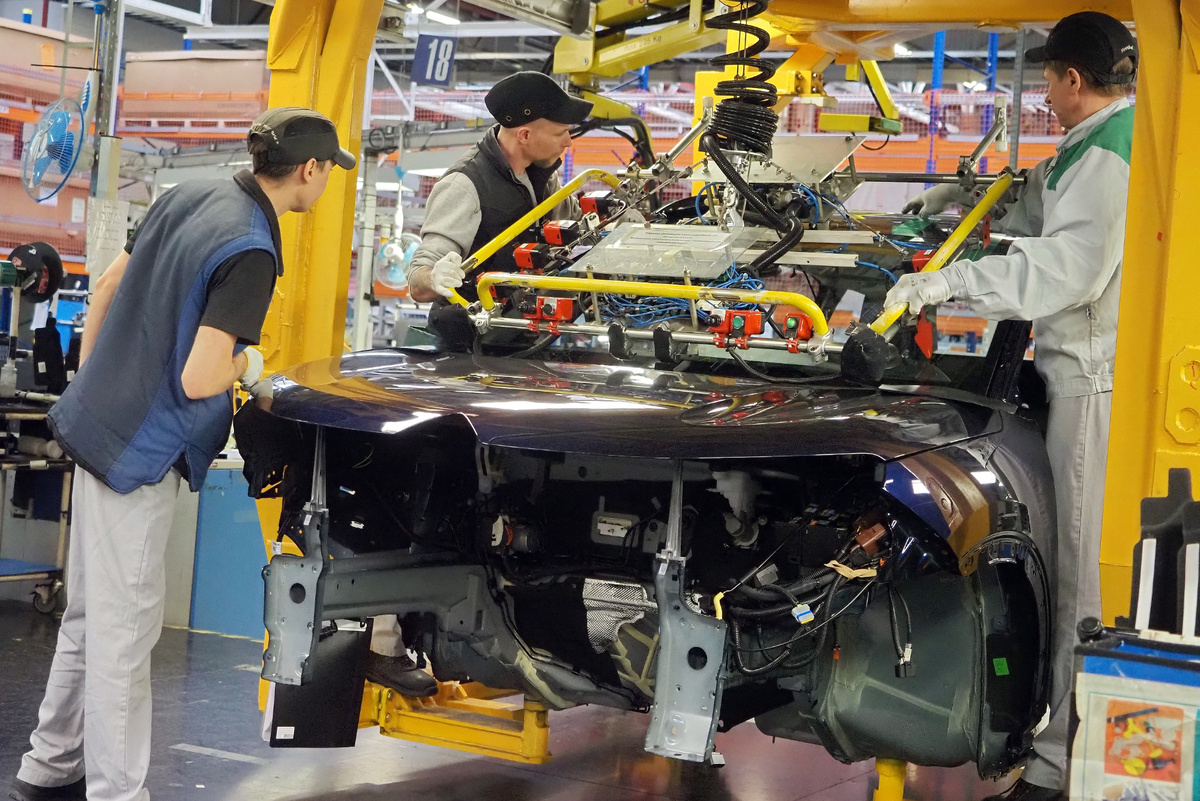    ### Citroen C5 Aircross Важное уточнение: машинокомплекты C5 Aircross, прибывшие в Россию из Китая, никогда не были готовым автомобилем — просто процесс сборки прерван на одном из этапов без ущерба для конечного продукта. Проще говоря, [производство](https://motor.ru/reports/citroen-in-russia.htm?utm_source=readmoreintopic&utm_medium=readmoreoutoftopic2&utm_campaign=analytics) организовано по категории SKD-4, то есть процесс чуть сложнее обычного крупноузлового метода. Из КНР поставляются сваренные и окрашенные кузова, элементы шасси и силовой установки, детали салона — всего около 1800 групп компонентов. На этапе запуска производства весной 2024 года с конвейера сходило по два автомобиля в час.   
Автомобильные технологии