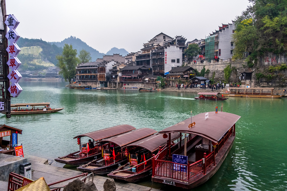 Река Гумяо и окружающие город холмы