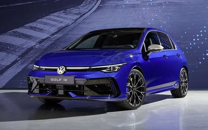 Volkswagen Golf больше не немецкий

Топ-менеджмент компании рассматривает различные сценарии оптимизации производства, среди которых перенос сборки Golf из Вольфсбурга в Мексику. На данный момент решение не принято, и официальных комментариев от Volkswagen не поступало.

Однако молчание компании и производственного совета в данной ситуации говорят сами за себя, особенно на фоне текущих переговоров Volkswagen с профсоюзом. Эти переговоры касаются крайне чувствительных вопросов: возможного закрытия заводов и сокращения заработной платы.

Пуэбла, Мексика, где расположен крупнейший завод Volkswagen в Северной Америке, рассматривается как потенциальная новая площадка для производства Golf. Этот завод имеет богатую историю: почти четыре десятилетия здесь производился не менее легендарный Volkswagen Beetle, также ставший символом целой эпохи.

