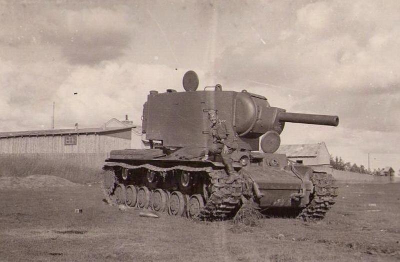 Танк КВ-2 выпуска мая 1941 года с заводским номером Б-4695