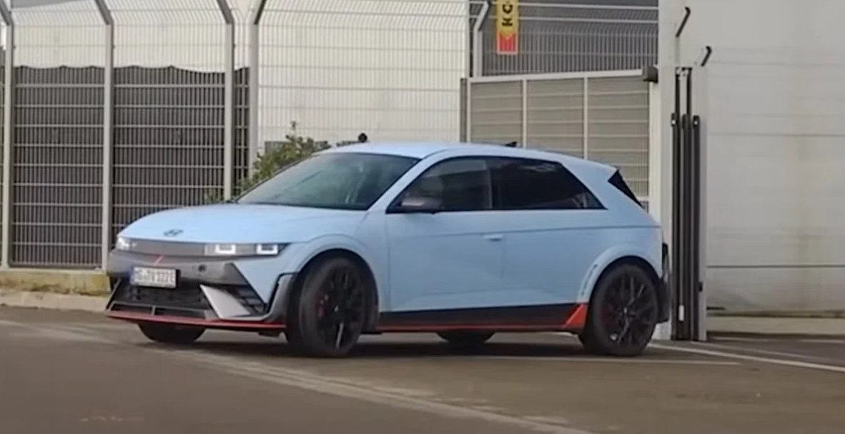 Hyundai Ioniq 5 N замечен на территории штаб-квартиры итальянской Компании в Сант-Агата-Болоньезе (провинция Болонья).