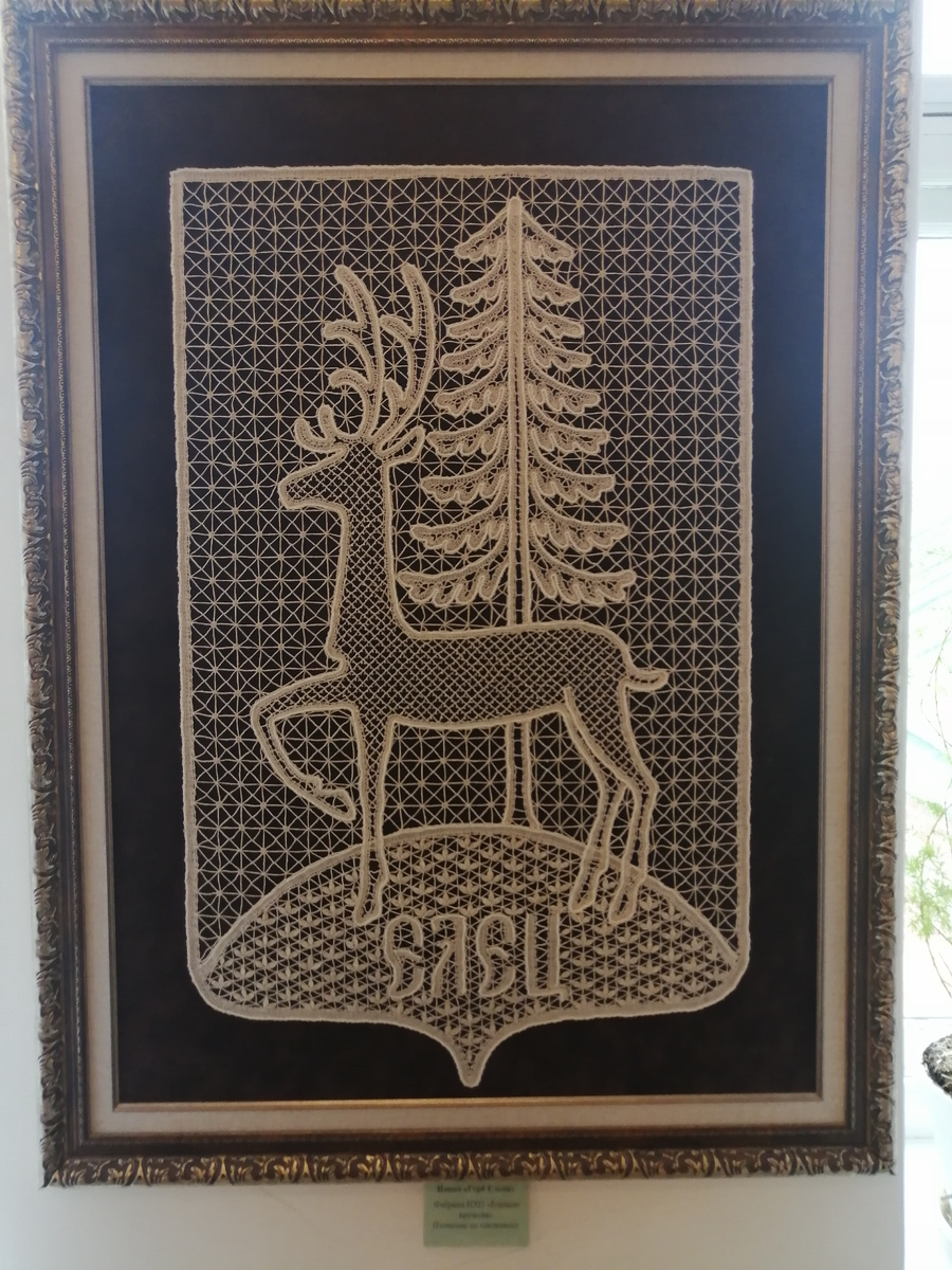 Герб Ельца, также сплетен кружевницами