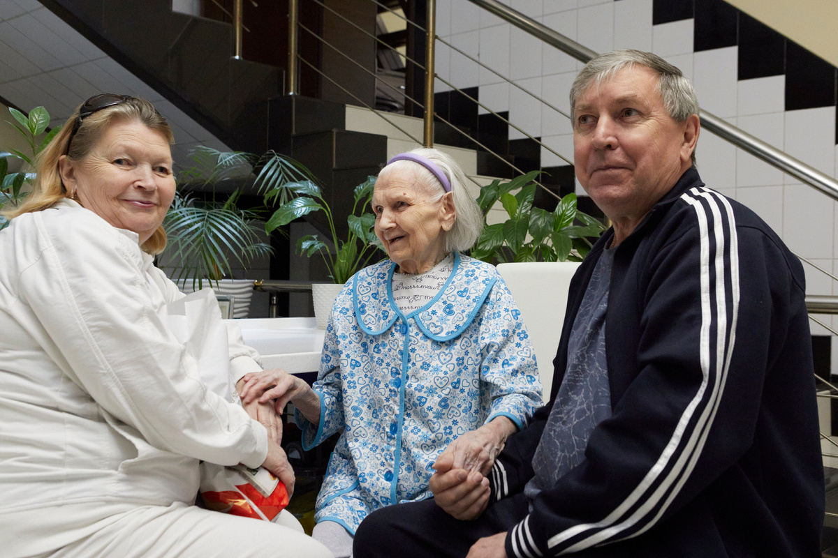 Теплая встреча в пансионате: забота и внимание близких помогают сделать жизнь комфортной и радостной.