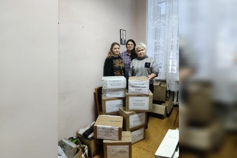    Лекарства и окопные свечи. Из Грачевского района передали гумпомощь бойцам СВО Кристина Просвиркина
