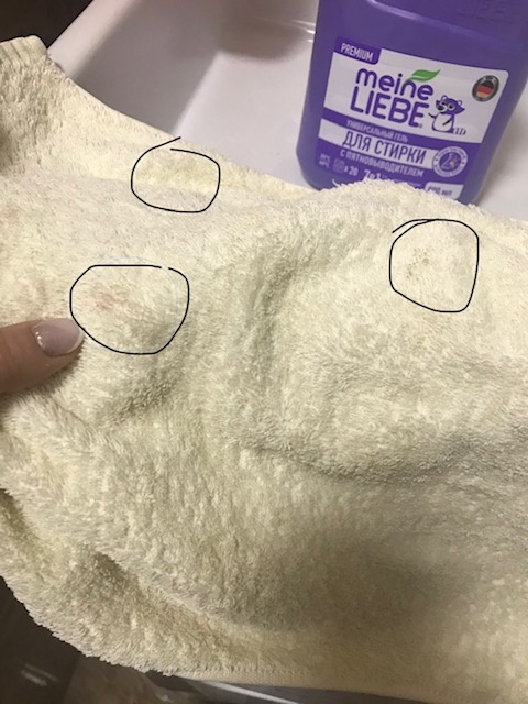 Недавно,листая каталог маркетплейса,мое внимание привлекла новинка премиум класса от бренда Meine Liebe универсальный гель для стирки 7 в 1.Представлено средство в фирменной цветовой гамме гамме бренда,однако новый дизайн флакона с широким колпачком-дозатором сразу привлек мое внимание.Долго не раздумывая,я сразу же заказала средство.При использовании отметила,что гель довольно густой,прозрачный, с легким приятным запахом нежности и чистоты.Кстати,его можно использовать без добавления кондиционера,белье после стирки приобретает мягкость,легко поддается глажке.Можно использовать как для белого,так и для цветного белья даже при низких тепературах режима стирки.Универсальный гель для стирки является концентратом объемом 800 мл,которого хватает на длительное время,очень экономно расходуется.Производитель Meine Liebe представил универсальный гель для стирки 7 в 1 как средство с пятновыводителем.Я решила провести эксперимент и проверить,справится ли гель с пятнами на кухонном махровом полотенце со стойкими загрязнениями?Предварительно я не замачивала белье,не использовала пятновыводители,а сразу залила необходимое количество средства в отсек стиральной машины в режиме стирки 50 градусов.Как видно на фото, гель отлично справился с пятнами и даже улучшил цвет белья.Результатом стирки универсальным гелем 7 в 1 от Meine Liebe я очень довольна!Качество бренда остается на высоте,радует то,что бренд не стоит на месте,а развивается и радует нас новинками премиум-класса.