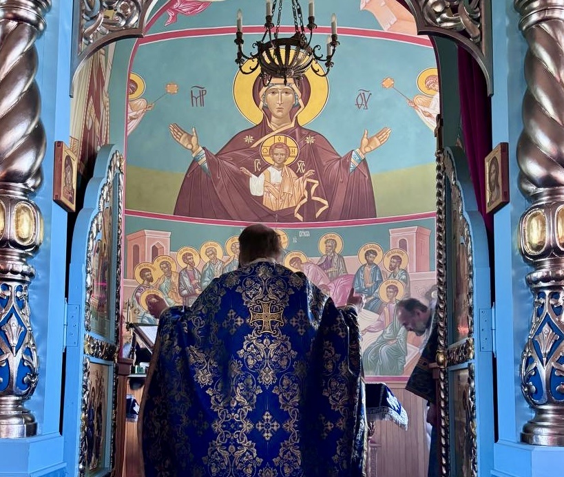Священник Павел Нейгум во время литургии в Тихвинском храме села Большое Жоково