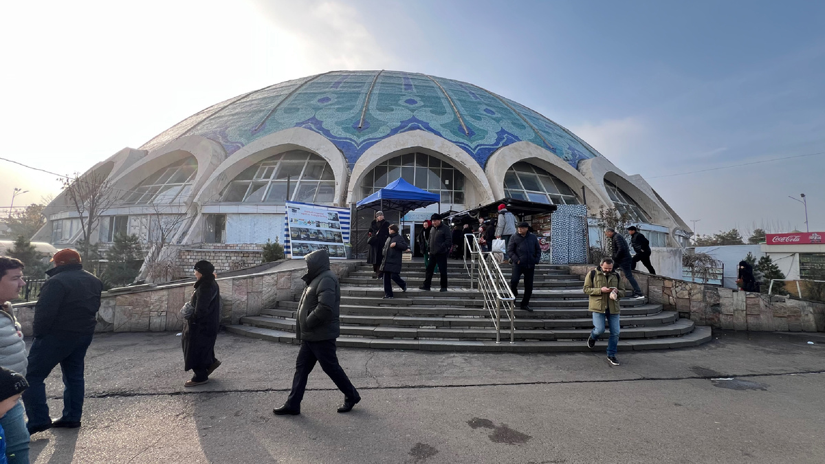 Здание базара выполнено в виде голубого купола с узорами 