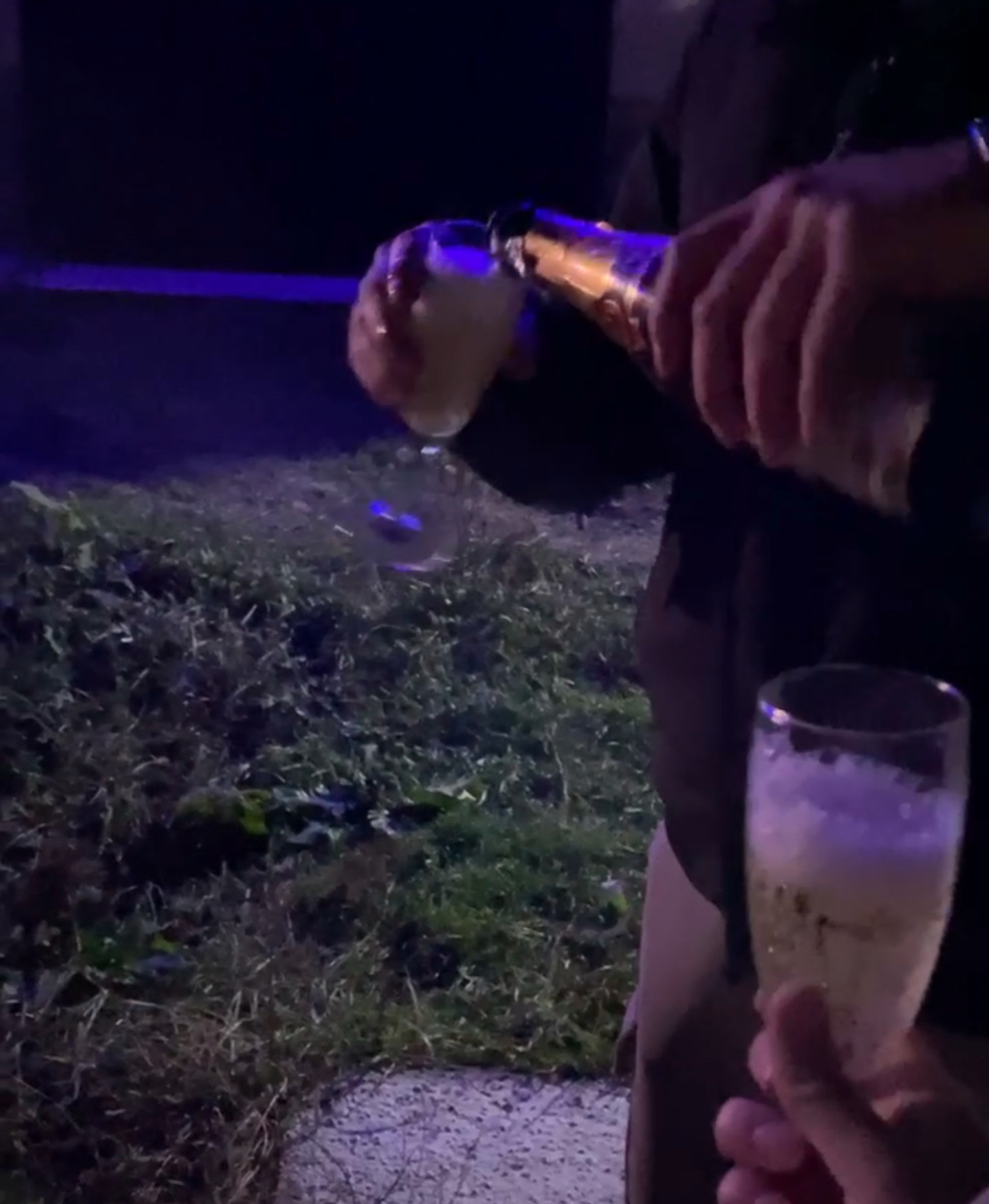 Встреча Нового года на парковке возле дома 😂