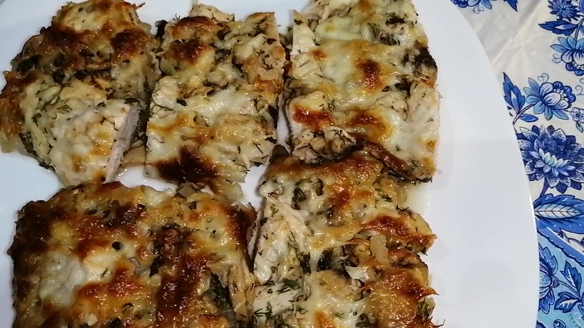 Куриная грудка с грибами и сыром.