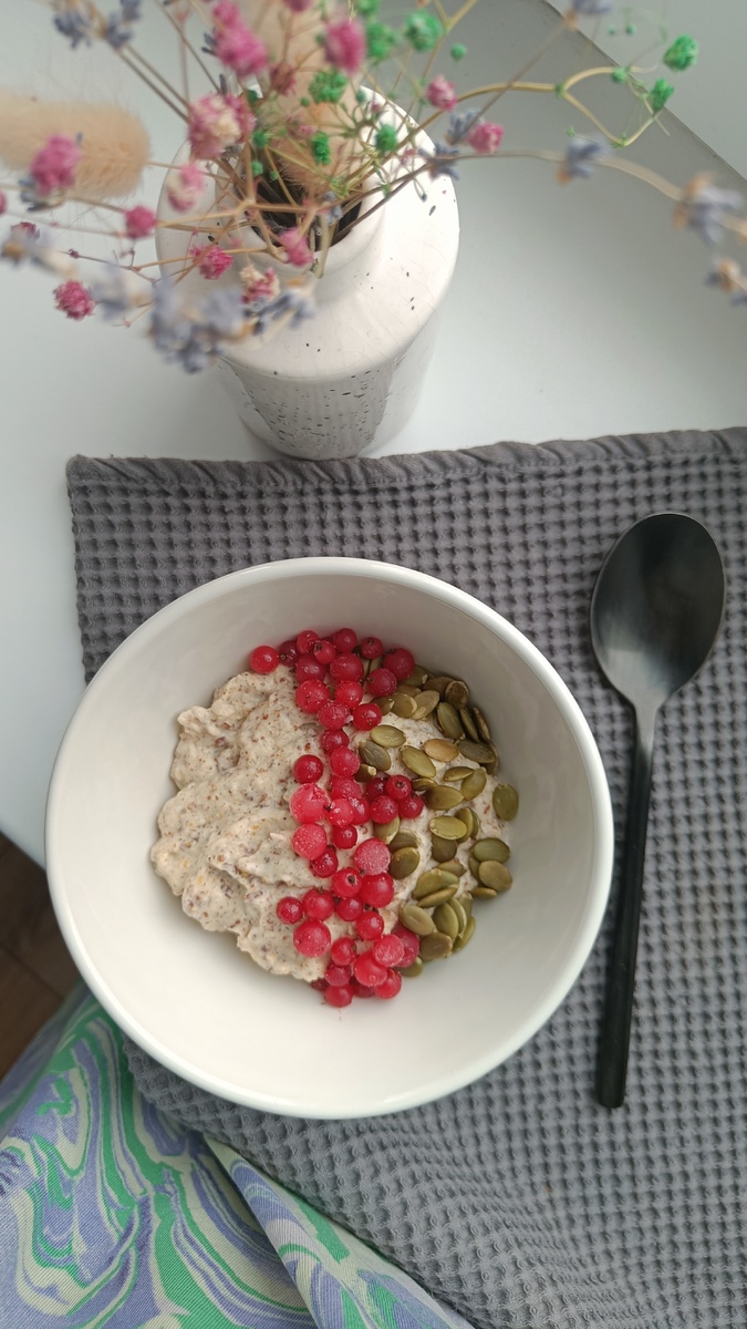 Дополнила красной смородиной и тыквенными семечками.