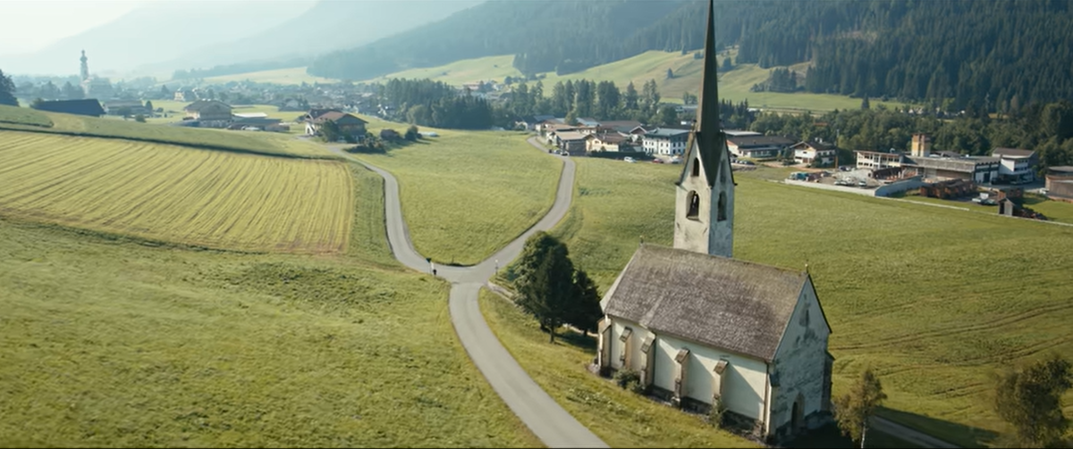 Фильм снимали на фоне красот Италии. Кадр из фильма «Внезапное Рождество» (2024)