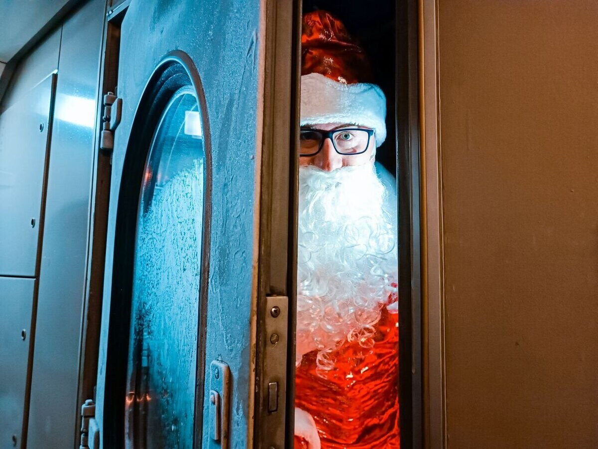 Дед Мороз в тамбуре. По-моему, смотрится интересно. Фото: Виктория Минаева.