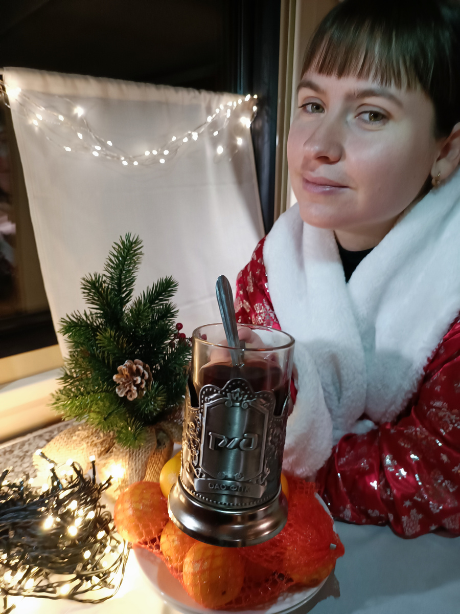 Жене одолжил костюм, но бороду надевать она не стала. Фото: Вадим Алексеев.