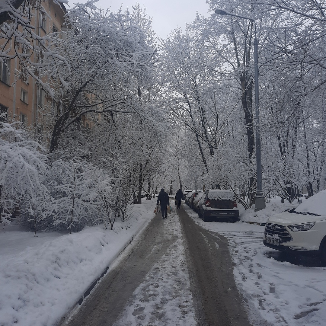 Это мой простой, старый дом. И люди все еще спешат из магазинов с последними покупками к столу.