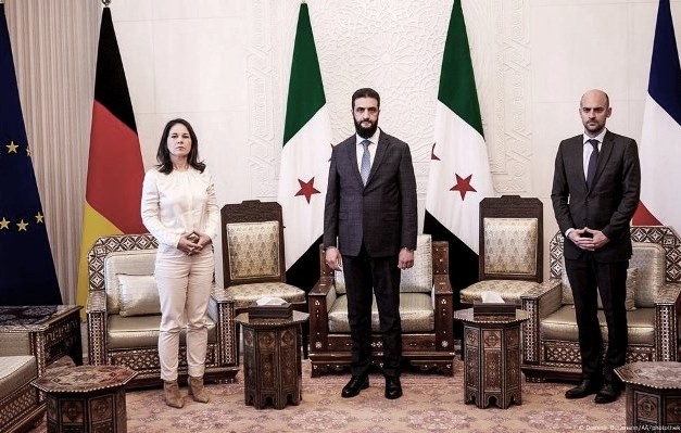 Серьёзное лицо с оттянутыми коленками.