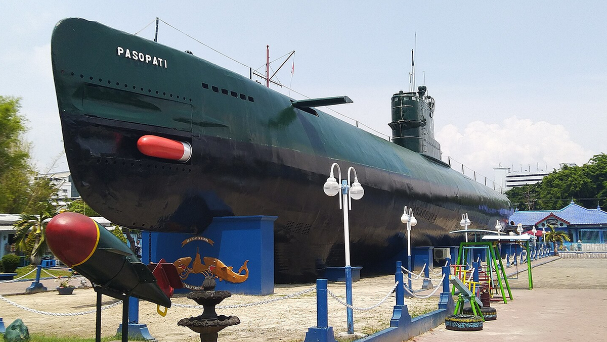 Лодка - экспонат музея