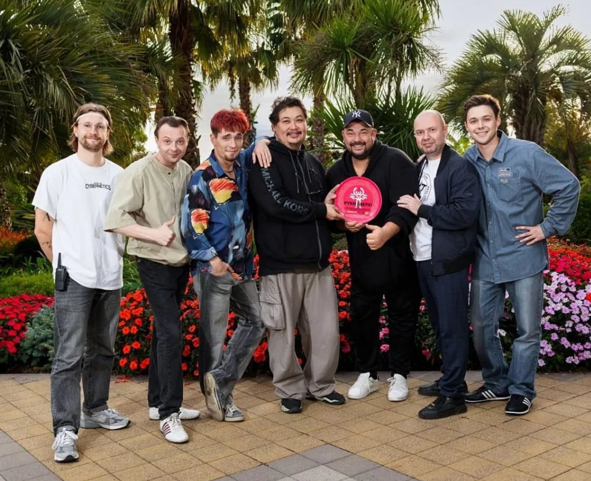 Источник: https://kubnews.ru/kultura/2023/12/18/film-o-gruppe-ruki-vverkh-s-zhukovym-v-glavnoy-roli-vyydet-v-2024-godu-semki-prokhodyat-i-v-krasnoda/