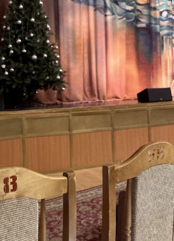 Мне всегда было интересно, кто это люди, которые сидят на приставных стульях. Теперь я это знаю.