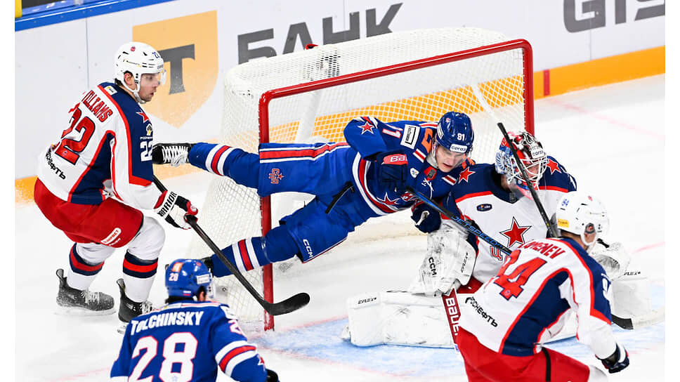 Девятнадцатилетний игрок команды СКА Иван Демидов (в центре), забивший в матче два гола.📷Фото: ХК СКА