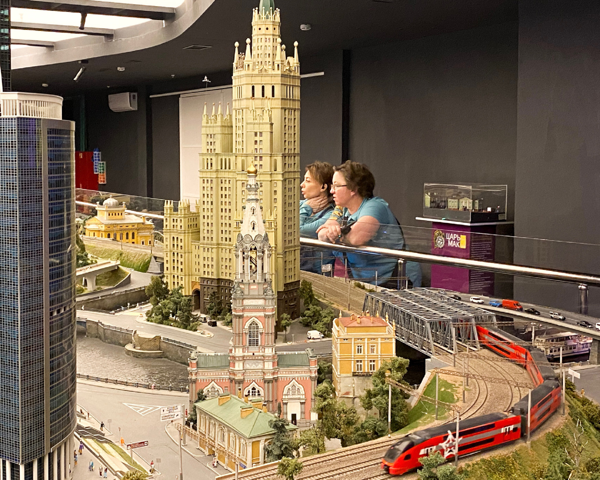 Зима 2024. Работницы экспозиции «Царь-макет». 