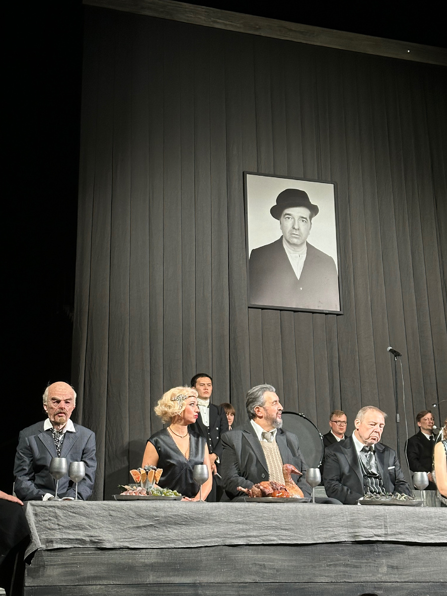 Сцена из спектакля. Проводы Семена Подсекальникова. Фото автора.