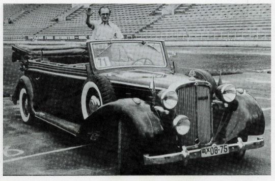 Автомобиль и его владелец на одном из ретро-парадов, примерно 80-е годы ХХ века. Хорошо виден жёлто-чёрный госномер щх 08-75 образца 1947 года. Источник фото – чат «История Краматорска»