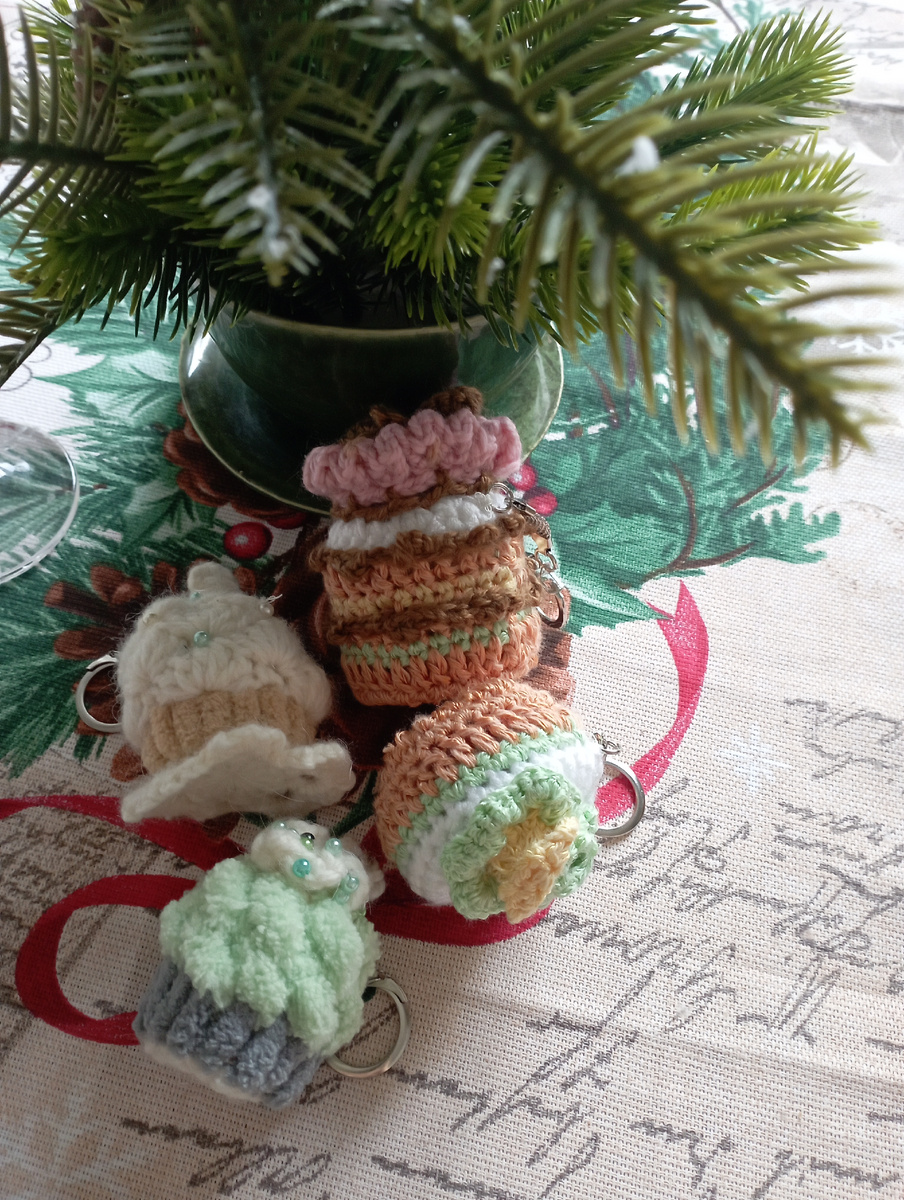 Брелочки в виде сладостей связаны крючком из остатков пряжи