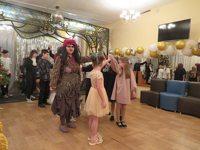 18 подопечных социального центра в Твери поздравили транспортные полицейские