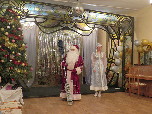 18 подопечных социального центра в Твери поздравили транспортные полицейские