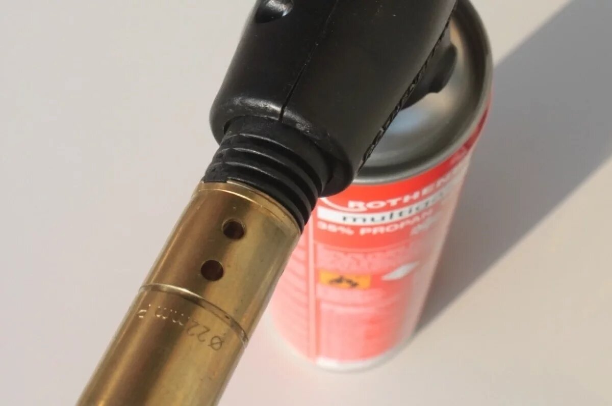    Житель Подмосковья оставил в магазине под елкой баллон с газом