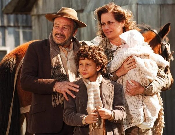 Главный герой в детстве вместе с семьёй. Фото с интернета. 