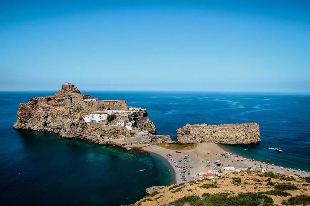 Пеньон де Велес де ла Гомера Испания — Марокко самая короткая международная граница в мире. Фото: Суфиан Элькадауи/ Wikimedia Commons