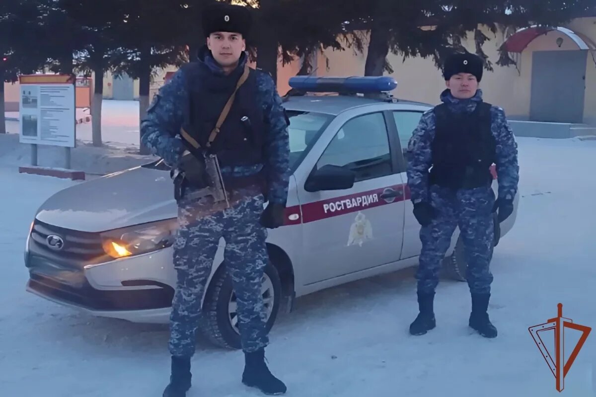    Росгвардейцы помогли эвакуировать 25 человек из горящего дома в Иркутске