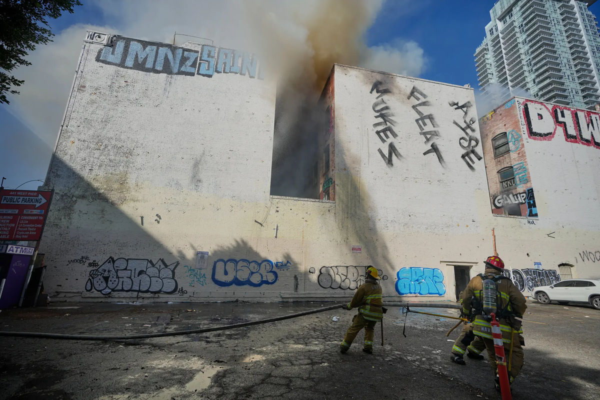 Здание не использовалось в коммерческих целях более десяти лет, но привлекало бездомных. Фото: Дэмиан Доварканес/Associated Press