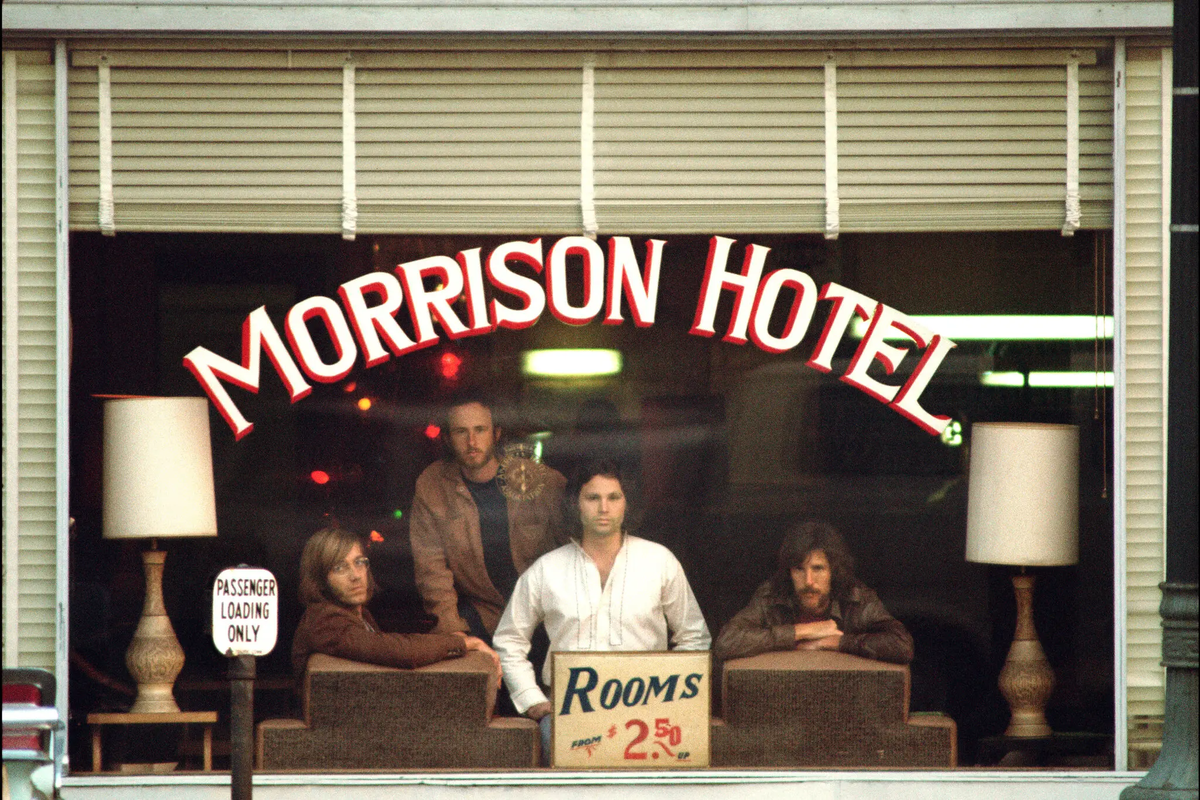 На обложке альбома 1970 года «Morrison Hotel» группа The Doors позирует внутри этого здания за окном с надписью «Morrison Hotel». Автор фотографии — Генри Дилтц.