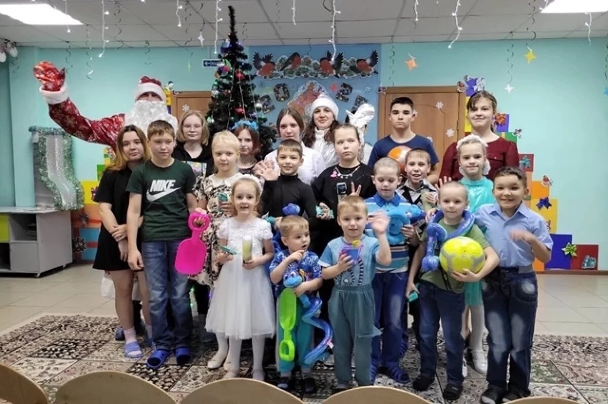    В Верхнем Уфалее полицейский Дед Мороз навестил детей, нуждающихся в защите