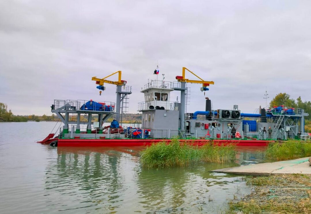 Земснаряд проекта Ц490ДМ1 спущенный на стапельном участке прдприятия